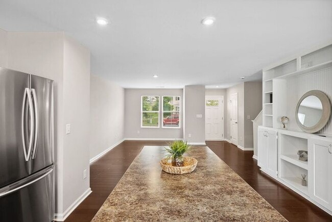 Building Photo - ?Beautifully F?resh Painted Carpetless 4-B...