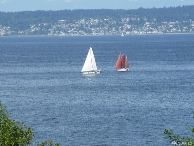 Building Photo - This gorgeous Bainbridge home is available with flexible lease terms starting July 10th