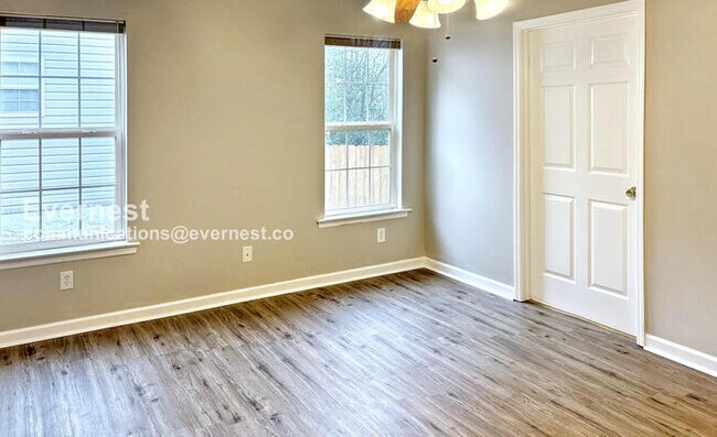 Building Photo - 3 Bed, 2 Bath Home with Garage / Pet-Frien...