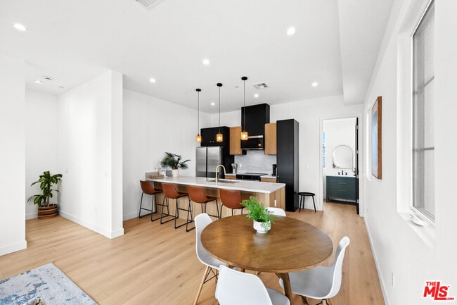 Building Photo - 2324 S Dunsmuir Ave