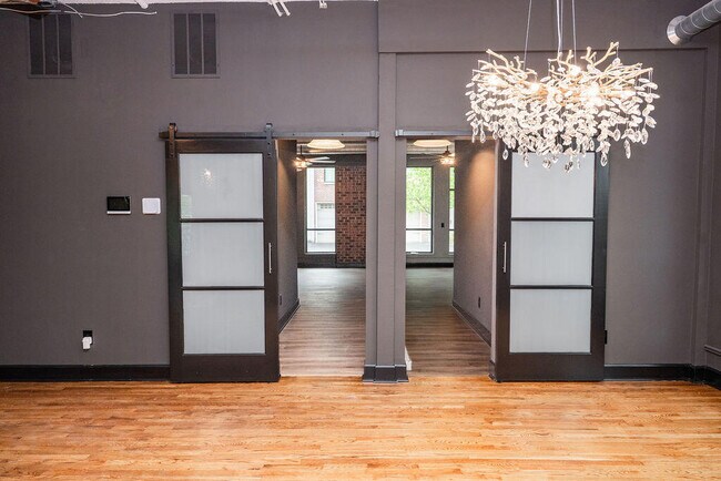 Building Photo - 275 S Limestone