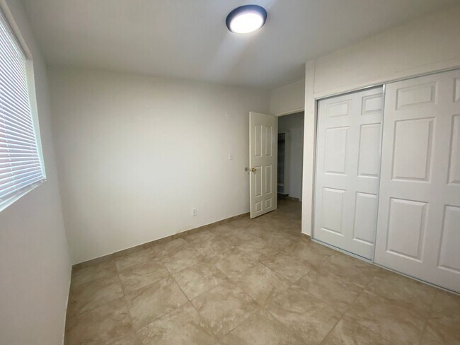 Building Photo - 3 bed  1 bth Available now.. Apply today!