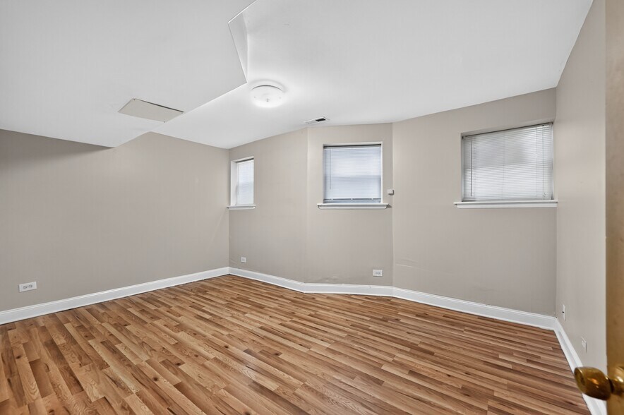 Building Photo - 1516 W Farwell Ave