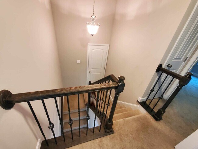 Building Photo - 4 bedroom available for move in August 1st...