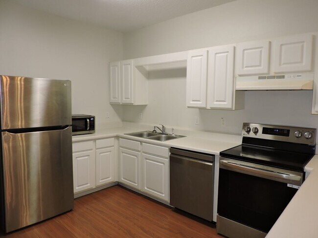 Building Photo - Easy access to interstate, shopping & hospitals!