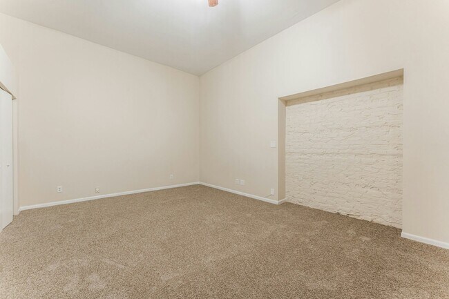 Building Photo - 2122 W Grand Ave