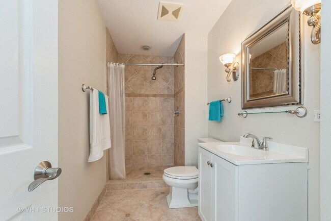 Building Photo - 920 Chaucer Way