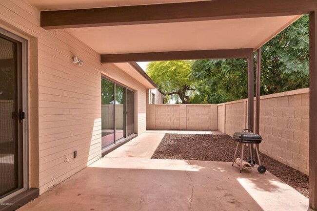 Building Photo - Nice Scottsdale Townhouse 2 bed 2 bath!