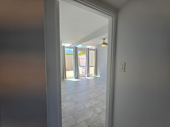 Building Photo - 735 E Louise Dr