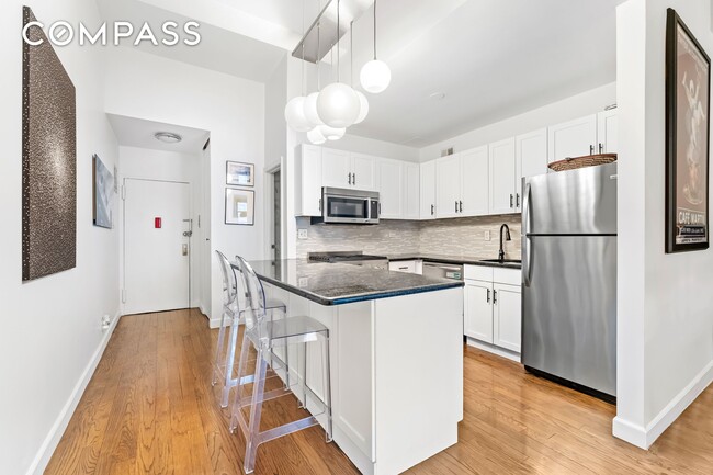 Building Photo - 315 7th Ave