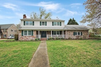 Building Photo - 427 Elizabeth Lake Dr