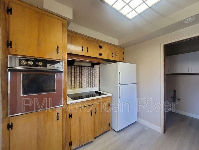 Building Photo - 625 Elizabeth St