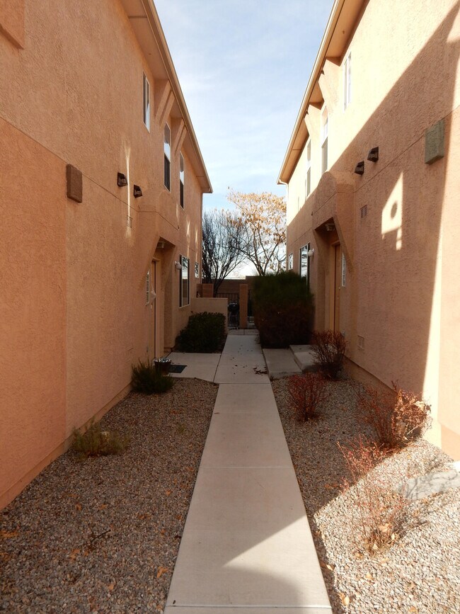 Building Photo - 6501 San Antonio Dr NE