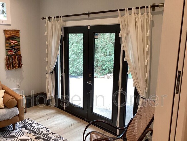 Building Photo - 23 Moore Ave