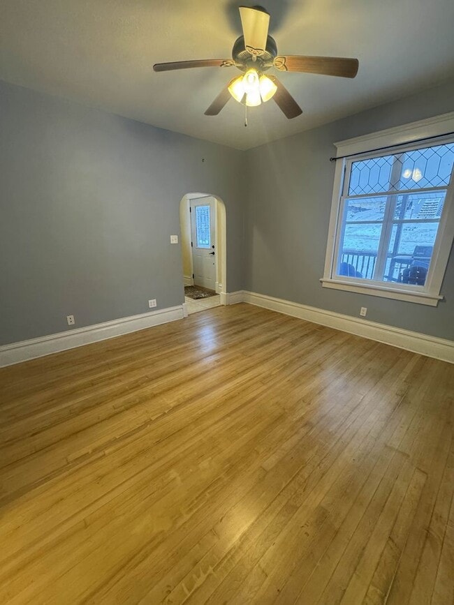 Building Photo - 3 Bedroom Freshly Renovated Family Home in Houghton