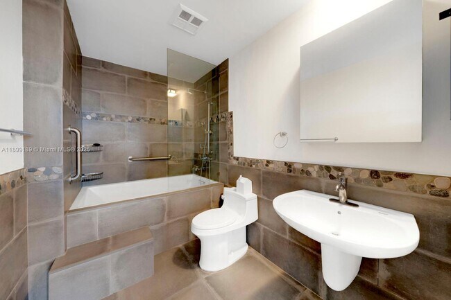 Building Photo - 10 SW South River Dr