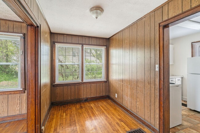 Building Photo - 1609 Dunbar St