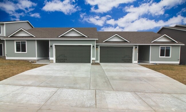 Building Photo - 3 Bedroom, 2 Bath Townhome in West Pasco