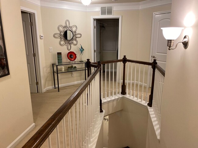 Building Photo - Beautiful 3 Bedroom, 2.5 bath with 2 Car Garage in Thompson Ridge!