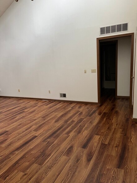 Building Photo - 2137 Versailles Village Pl