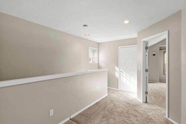 Building Photo - Fantastic Location - Beaverton 3 Bedroom, 2.5 Bath Townhome