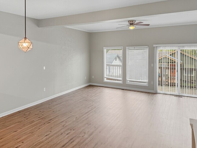 Building Photo - Town Home