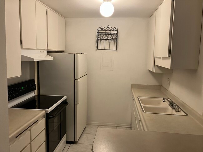 Kitchen - 7742 Redlands St