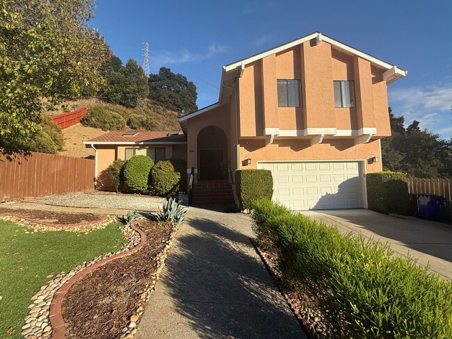 Building Photo - 3-Bedroom Single Family Home in El Sobrant...