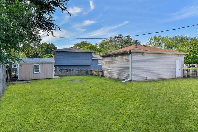 Building Photo - 5S480 Campbell Dr