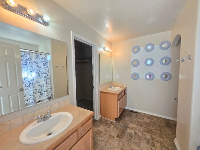 Building Photo - Lovely Meridian Home