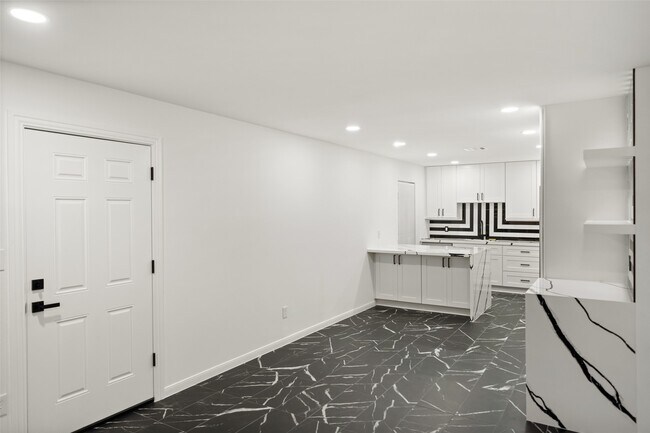 Building Photo - 2101 Fountain View Dr