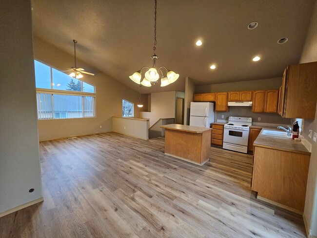 Building Photo - Newly Remodeled Duplex in the Valley