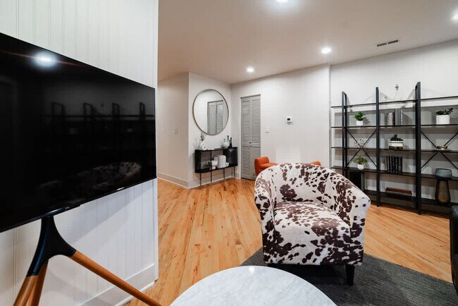 Building Photo - 1638 N Western Ave