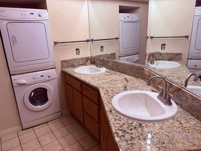 Building Photo - Ranch Bernardo Guest House 1br 1 bath granite kitchen All appliances Washer & Dryer  $2240 For Lease