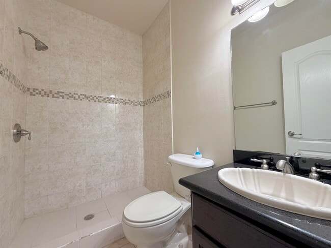 Building Photo - 707 St James Dr