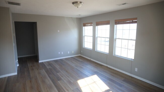 Building Photo - AVAILABLE NOW!