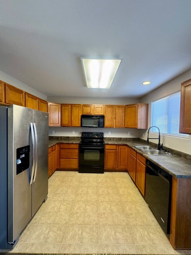 Building Photo - 3 Bedroom Home Close to Military Installations