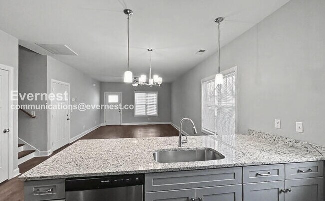 Building Photo - Spacious 3 Bed, 2.5 Bath Home with 2 Car Garage