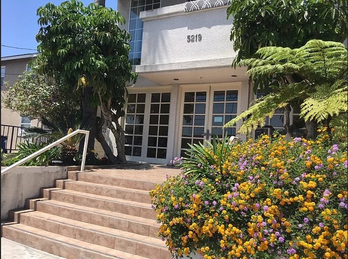 Primary Photo - 5219 Newcastle Ave