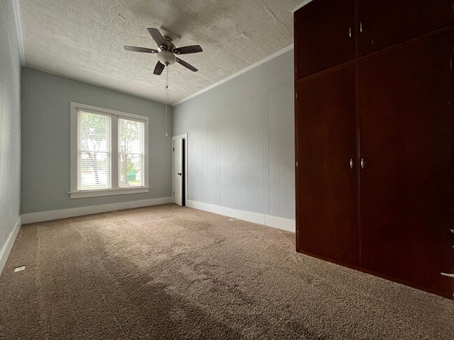 Building Photo - Warsaw, 4 Bedroom