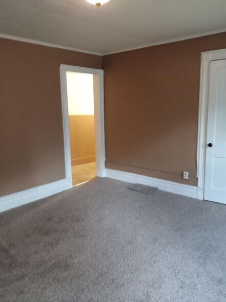 Building Photo - 404 Birr St