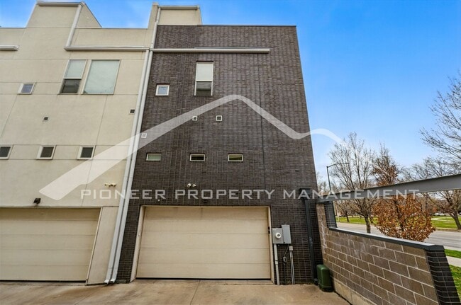 Building Photo - Spacious Home with Washer/Dryer and Mountain Views