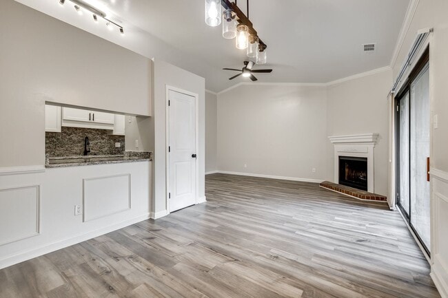 Building Photo - Beautifully remodeled one bedroom, one bath in Lake Wylie Woods!