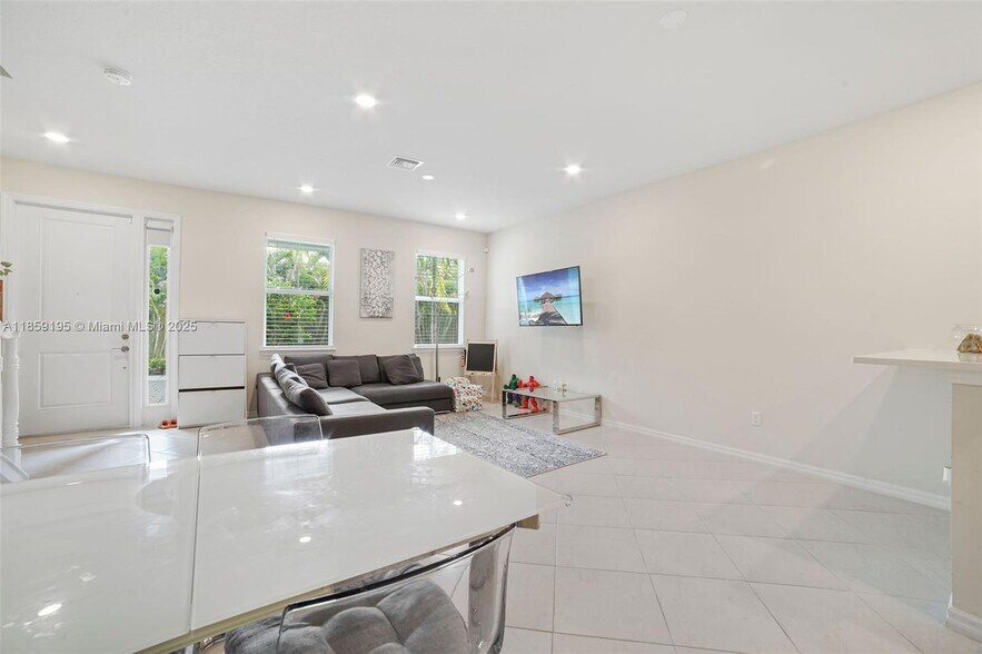 Building Photo - 4154 Greenway Dr