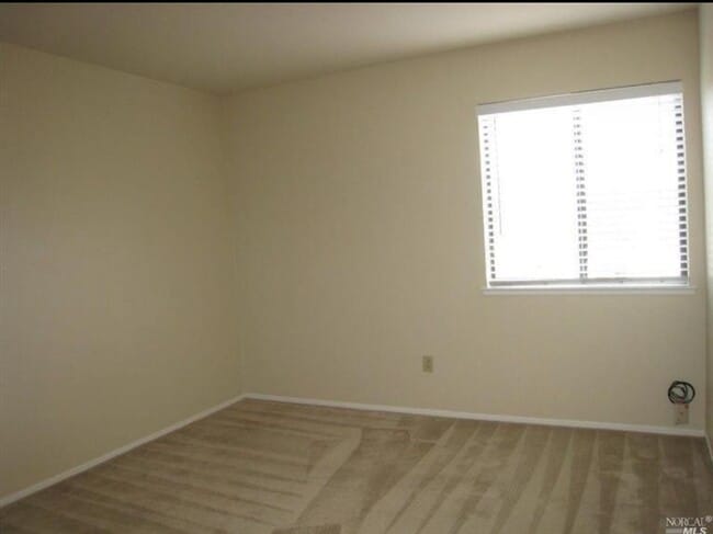 Building Photo - Coming Soon! 2 bed 2 bath Windsor Townhouse!