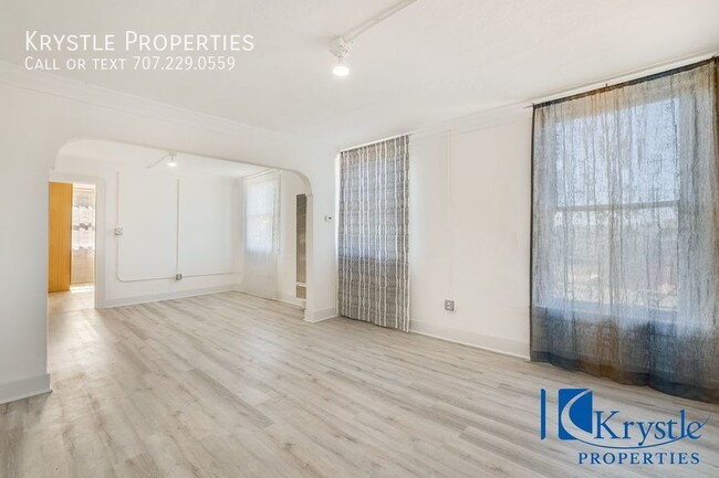 Building Photo - Spacious apartment with large patio