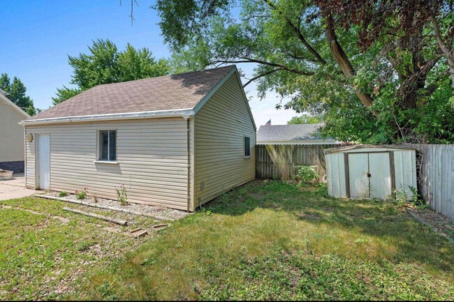 Building Photo - 532 W 5th Ave