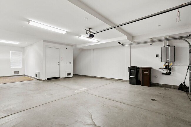 Building Photo - Luxurious Furnished Poolside Penthouse With Ocean Views!