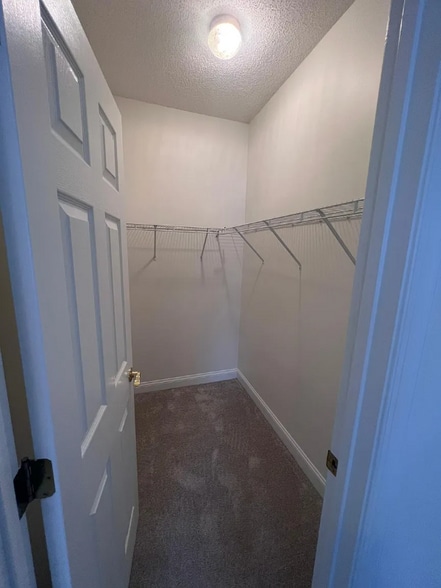 Building Photo - 5063 Glenbrook Dr