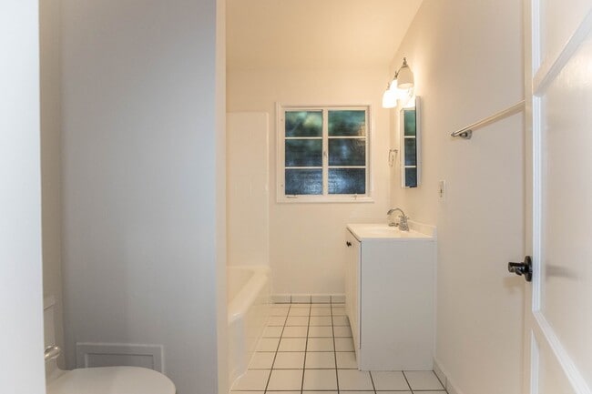 Building Photo - 437 N Swarthmore Ave